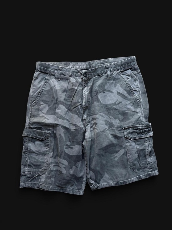 Wrangler Other - ✨ Gray camo cargo shorts
Size 38✨